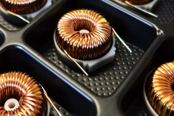 Copper-wound toroidal transformers arranged in a packaging tray
